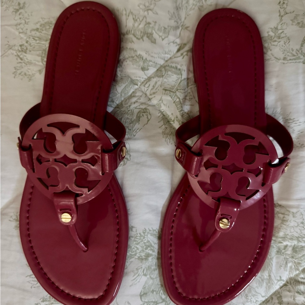 Tory Burch Patent Leather Miller Sandals Size 8.5 Washed Berry New